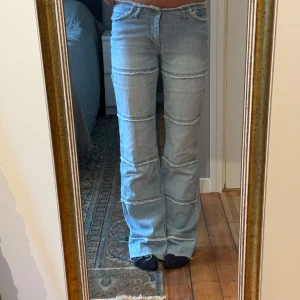 Coola bootcutjeans  - Lågmidjade bootcutjeans med sömmar.   Midjemått: 35cm Innerben: 77cm Ytterben: 95cm