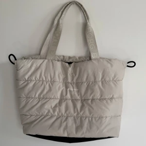 Puffer väska - Puffer väska från Björn Borg, säljs då jag fått en annan. Man får plats me en del i den!