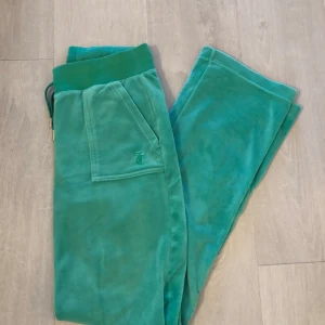 Juicy byxor  - I princip oanvända juicy couture byxor, färgen går ej att köpa längre💋 säljer då de ej kommer till användning😇 nypris 1100, mitt pris 400🙏