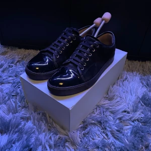 Lanvin - Lanvin säljes! Skorna är i ett gott skick skulle säga 8/10 men det får du avgöra själv. Hör av dig gällande frågor och funderingar✌️Allt og medföljer, det vill säga box, extra snören och dustbag . Självklart äkta✅priset är ej hugget i sten.