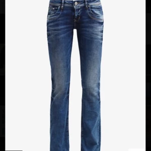 Blå jeans från LTB - Säljer ett par snygga blå jeans från LTB. De har en klassisk femficksdesign och en knappgylf. Perfekta för vardagsbruk. storleken är W26x30 , dom är helt slutsålda överallt. Köptes för 799kr men säljs för 699kr❤️
