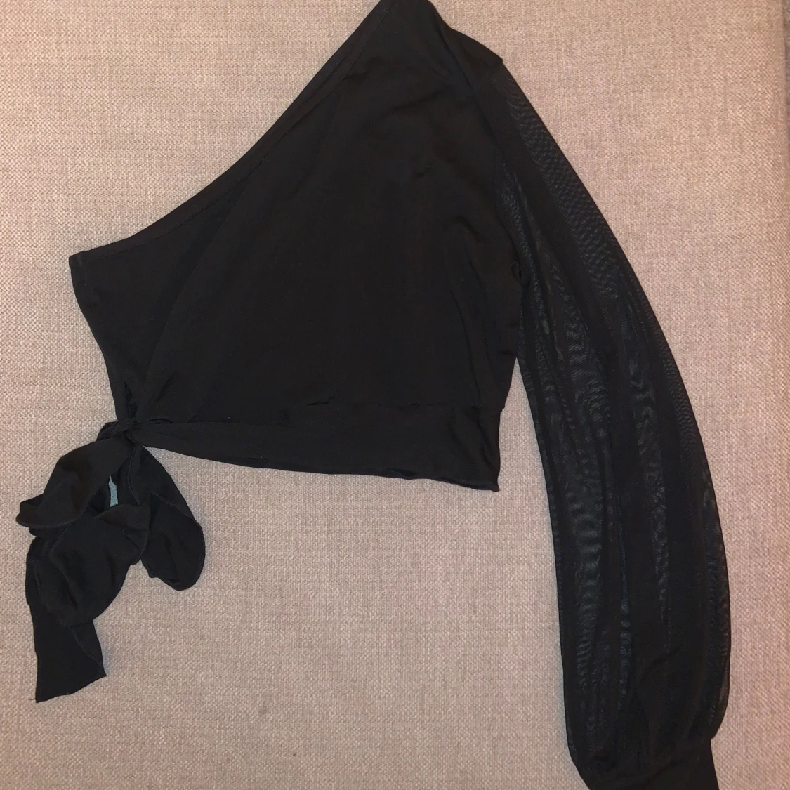 Svart oneshoulder topp med knyt