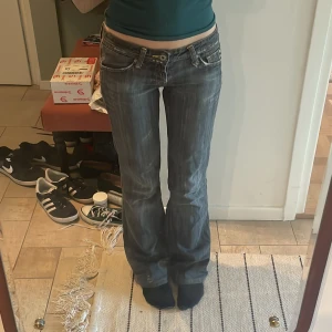 Gråa lågmidjade bootcut miss me jeans - Sjukt snygga miss me jeans. Säljer då dom inte kommer till användning. Har inte dom typiska rhinestone fickorna som miss me jeans brukar ha men är fortfarande snygga. Midjemått: ca 37cm Innerbenslängd: 75cm. Lite slitna längst ner annars bra skick🩷