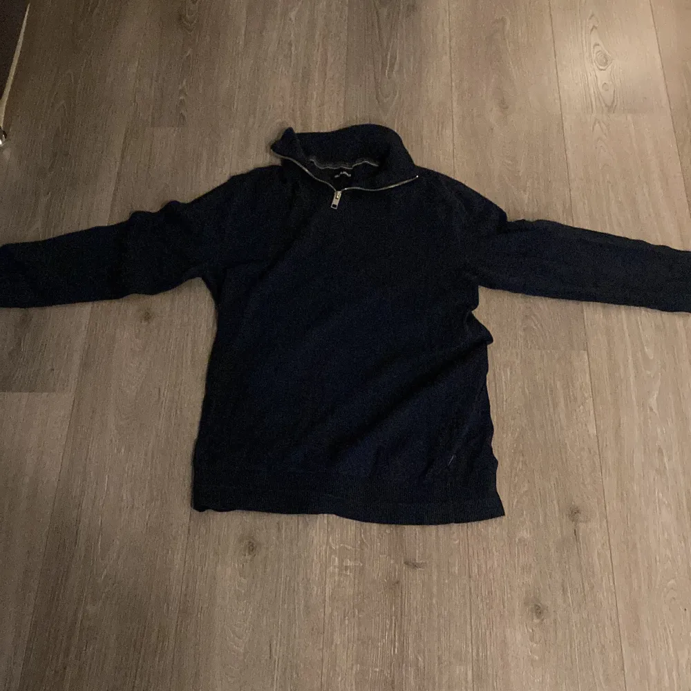 Jack and Jones halfzip i storlek M men sitter som S. Använd en del och lite urtvättad men den har ändå mer att ge.. Tröjor & Koftor.