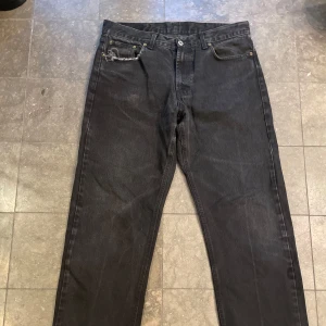 Svarta jeans - Säljer ett par svarta jeans. De har en rak passform med skön wash. 