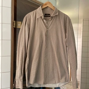 Mönstrad skjorta med långa ärmar - Säljer en stilren skjorta från Zara i gott skick. 