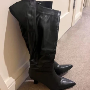 Höst/vinter stövlar kitten heel - Klackar som jag burit endast en gång, på bilden 3 kan man se att en del av klacken har gått av, detta går att byta ut enkelt genom att köpa nytt skydd till klacken, varma och stabila att gå i, väldigt eleganta❤️passar även 38🤍boxen medföljer❗️❗️❗️