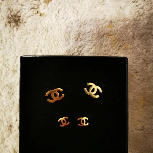 Örhängen - Örhängen I två olika storlekar Rostfritt stål Oanvända