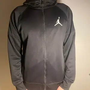 Svart jordan hoodie med dragkedja. Jordan tryck på fram och baksida. Riktigt bra skick! Nypris 699kr.