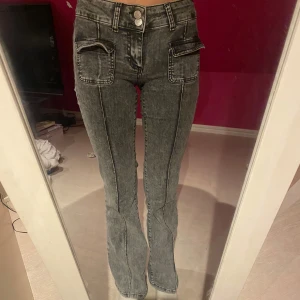 Nelly Jeans, grå  - Säljer dessa snygga byxor för dem inte kommer till användning! Storlek xs väldigt stretchiga och sköna! Jag är 1,69cm. Priset går att diskutera! Om ni har några frågor är det bara att kontakta mig!