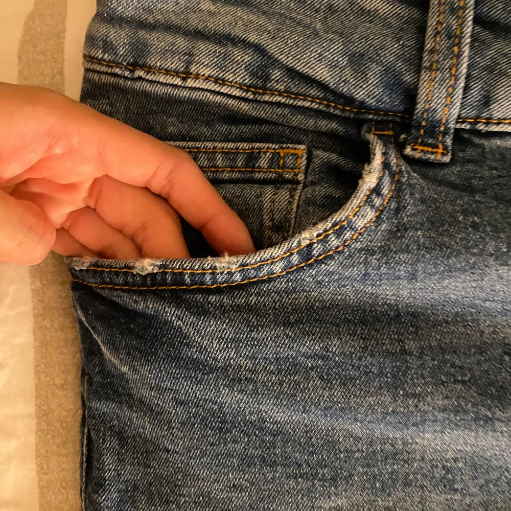 säljer dess ursnygga jeans som är lite för stora för mig och kommer därför inte till användning! ❌defekter: fickornas kanter (se bilder) annars som nya! ❌ 💙. Jeans & Byxor.