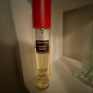 Tom Ford Smoke Cherry - En mycket fräsch och stark parfym som är perfekt inför vintern. Flaskan är 33 ml, finns ungefär 25 ml kvar 