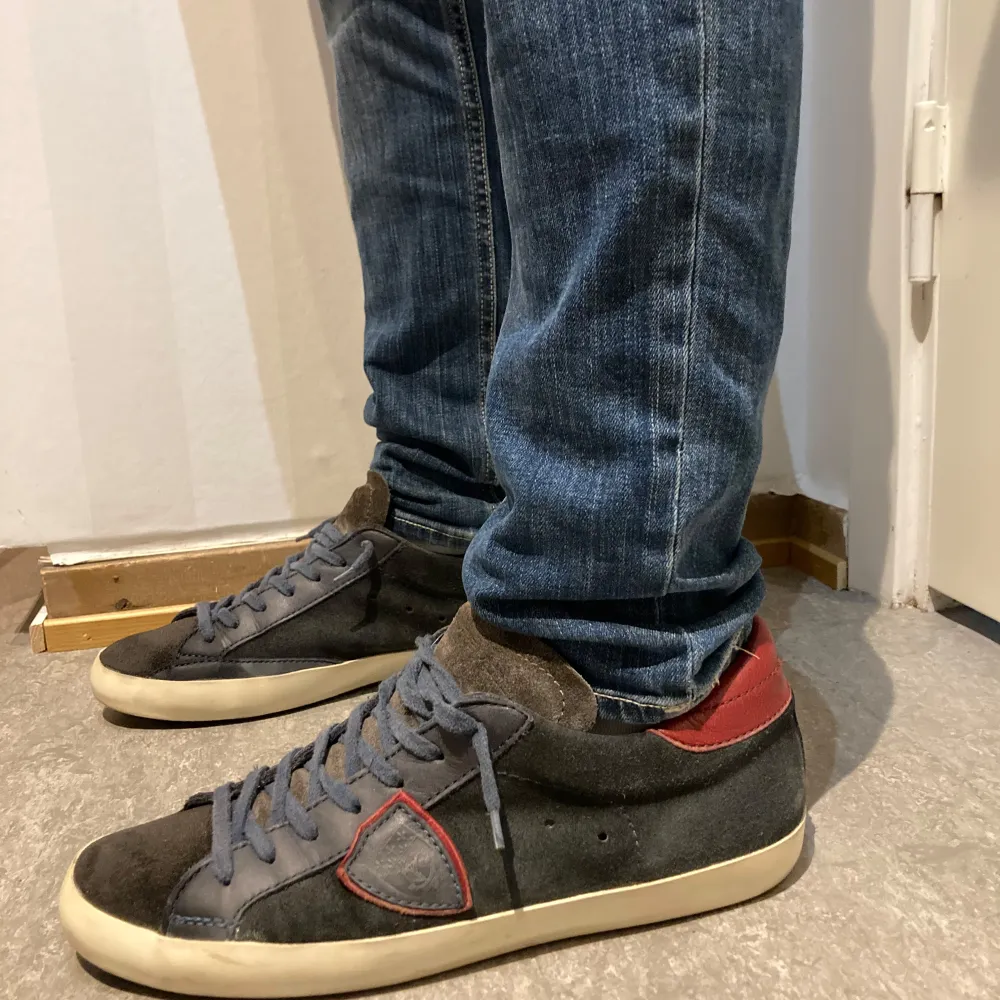 Tja säljer ett par tvärfeta Philippe model sneakers som är perfekt nu för vintern/hösten men passar lika bra året runt. Dem är i storlek 42 och är i mycket bra skick, med en väldigt unik färg. Hör av dig vid minsta fråga eller fundering🙌. Skor.