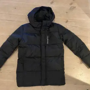 En jättefin calvin klein jacka i storlek 16 år 170 cm. bra skick och inte använd alls många gånger. Modell essential puffer. Kontakta gärna mig vid frågar!🥰