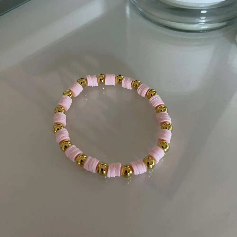 Säljer ett supergulligt armband med rosa och guld detaljer. Armbandet har små rosa pärlor varvat med glänsande guldfärgade kulor. Perfekt för att piffa upp vilken outfit som helst! 💖. Asusteet.
