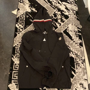 Moncler vind,reng jacka - Säljer denna Moncler vind,regn jacka på grund av den kommer inte till användning längre använd 2-3 gånger helt ny inga skador äkta och skick 10/10 finns kvitto till den 