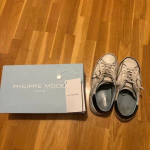 Phillip model - Strlk 41, finns tecken på användning och små repor här o där, skick 7/10. Box och konformations mail finns samt lapp med qr kod. Kan ta whitning cream på sulan innan jag skickar. Allt på bilderna kommer med