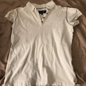 Vit Pelle P Piké - Denna fina vita pikén är i ett bra skicka utan defekter. Knappt använd utan har mest hängt i min brors garderob. Kan tänka mig att diskutera pris vid snabb affär. Ord pris 600kr och säljer för 125. Hör av dig om du har några frågor😊