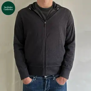 Cardigan från Polo Ralph Lauren | Storlek: M - Skicket på denna cardigan är väldigt bra utan defekter - Vårat pris: 1,049kr - Nypris: 3,299kr - Modellen är 187cm och väger 86kg. 