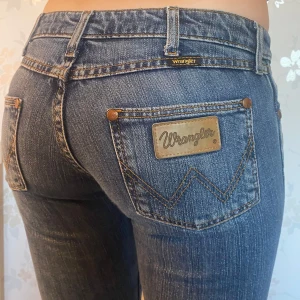 wrangler bootcut jeans - fett snygga bootcut wrangler jeans low-midwaist. inga defekter. jag är 167cm. skriv gärna för mer info, mått eller pris. 