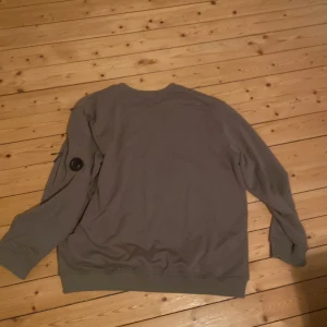 Cp company sweat shirt - Säljer denna cp company tröja som knappt är använd då den inte passade mig kom i dm för frågor
