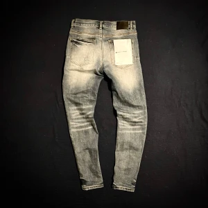 Purple Jeans - Feta slim fit jeans från Purple Brand då jag inte gillar hur dom sitter på mig. De är använda endast en gång och i nyskick