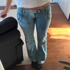 Säljer dessa galet snygga lowwaist bootcut jeansen från Replay i w32 (passar mig som normalt har S/M) Midjemått: 84, innerbenslängden: 83 💕💕 (Jag är 172 som referens) Säljer fler lowwaist bootcut jeans så kika in min profil ❣️❣️