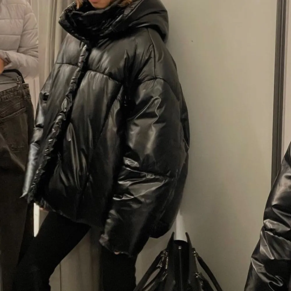 Supersnygg Zara vinterjacka i oversize fit , passar super på mig som är S💓ej använd, enbart prövad. . Takit.