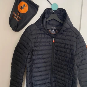 Svart pufferjacka från Save The Duck - Helt ny utan prislapp, nypris ligger på ungefär 1800-2500kr rekommenderar den stark för dom som vill ha lite tunnare jacka och vill ha de varmt under vintern.
