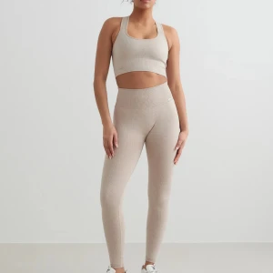 Aimn tights - Säljer nu mina aimn tights i färgen beige eftersom dom inte kommer till användning🤍pris kan diskuteras vid snabb affär 