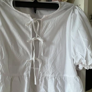 Blus - Vit blus från new yorker, använd ett par fåtal gånger🥰🥰