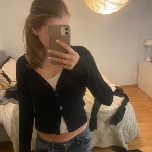 Svart kofta! - Säljer denna svarta koftan från beneton då den inte kommer till användning! Jättefint skick, skickar inom 1-2 dgr