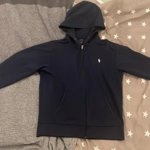 Ralph lauren hoodie - Hej, nyskick o bra passform. Marin/navyblå, ställ gärna frågor om ni har