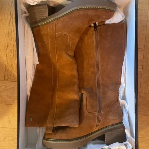 Skitsnygga helt oanvända mockastövlar - Perfekta höstskorna! Helt nya med originalförpackning, säljs pga fel storlek 🍁🍂