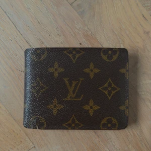 Louis Vuitton Plånbok - Säljer min kära Louis Vuitton Plånka pga bristande användning. Köpte ej själv utan fick den i present av min farbror som köpte den i Paris. Säljes därav utan någon medkommande orginalförpackning eller kvitto. Men den är äkta. Nypris: 410 € (4700 kr)