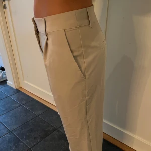 Kostymbyxor - Helt oanvända kostymbyxor med lapp kvar från NA-KD😍