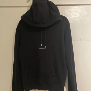Saint Laurent hoodie - Snygg och stilren hoodie från Saint Laurent, storlek S, kom privat för fler bilder eller frågor!