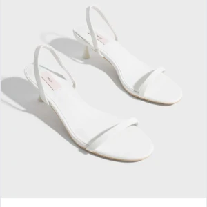 Vita klackskor  - Säljer dessa super fina klackar då de tyvärr inte passade. Ny pris 349, mitt pris går agg diskutera vid snabb affär💕