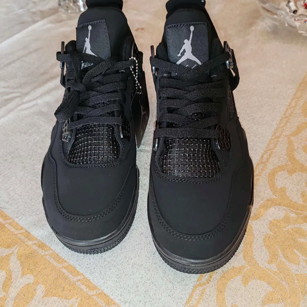 jordan 4 black cat I just use them for 1 month it like a new . Skor.