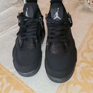 jordan 4 black cat I just use them for 1 month it like a new 