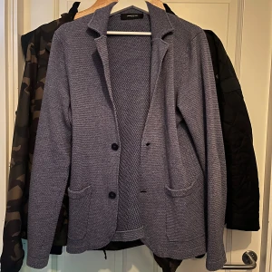 Stickad kavaj/cardigan - Tunn kavaj från Lawrence grey. PERFEKT TILL VÅREN. Den är grå/blåa