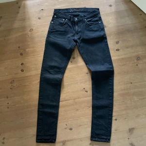 Nudie Jeans - Svarta jeans av märket Nudie. Mycket bra skick. Storlek W32 L34 men de passar mig som brukar ha L32. Skicket är mycket bra och passformen är slim.