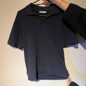 Piké  - Helt oanvänd mörkblå piké ifrån zara! Mycket bra skick