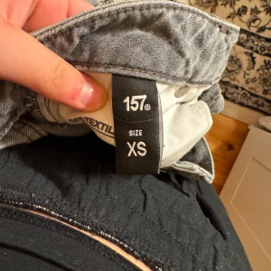 Gråa lager157 jeans - Säljer dessa gråa icon jeans från lager 157! Säljer pga de inte är min stil!🥰 Nyskick, aldrig använda!! Ny pris 400kr