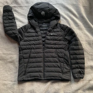 Sail Racing jacka - Säljer snygg Sail Racing jacka för väldigt bra pris, då den endast är använd en vinter men fortfarande är i väldigt bra skick.💯 Skriv i DM vid frågor 