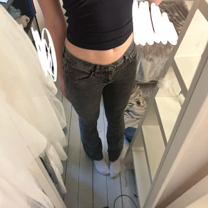 Mörkgrå jeans 🩶 - Jättefina mörkgrå jeans från Gina Tricot! Har endast använt ett par få gånger och är i jättebra skick! 🩶Enda defekten är en liten fläck längst ner på ena byxbenet. De är i storlek 36 och är som S skulle jag säga.