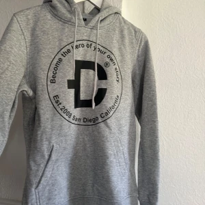 Grå huddie - En grå dirrcült huddie i storlek S men är stor i storleken och passar nog M med. 