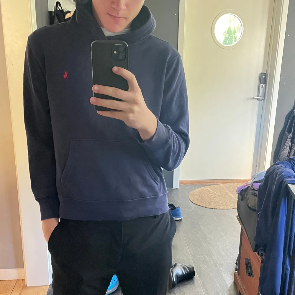 Ralph lauren hoodie i väldigt bra skick, har en likadan i grå också om ni vill köpa, priser kan alltid diskuteras! Storlek L ungdom passar xs-xs.. Hoodies.