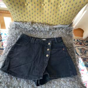 Helt ny jeans kjol med gömda shorts! Jätte vacker! 