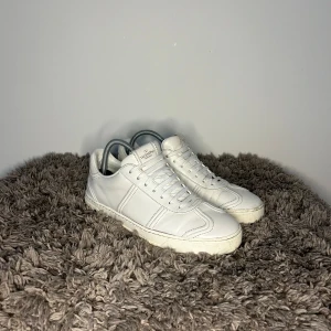 Valentino Flycrews - Ett par riktigt feta valentino flycrews, schyssta för kommande säsonger och riktigt underskattade! 🤩💯Använda men fortfarande i fint skick, endast en nit saknas. Hör gärna av er vid flera frågor och funderingar🙌💯.